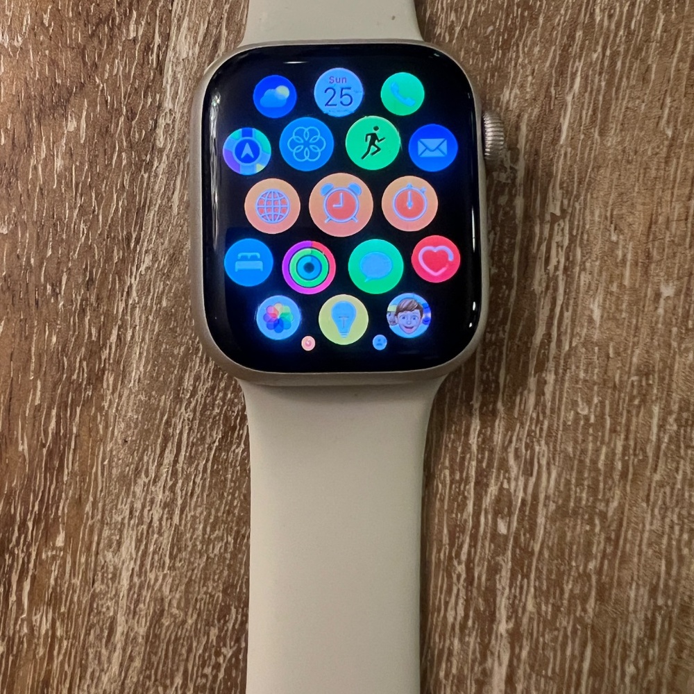 Apple Watch Series 7 (GPS + Cellular, 41mm) Starlight Aluminum Case - Picture 6 of 6